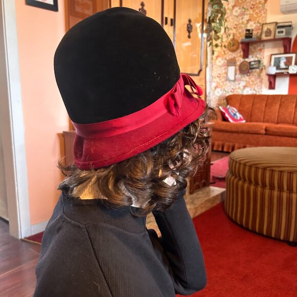 1950s red and black velvet brimmed cloche embroidered hat with ribbon - Picture 3 of 14